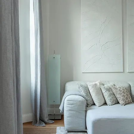 Elegant In With Terrace Apartment